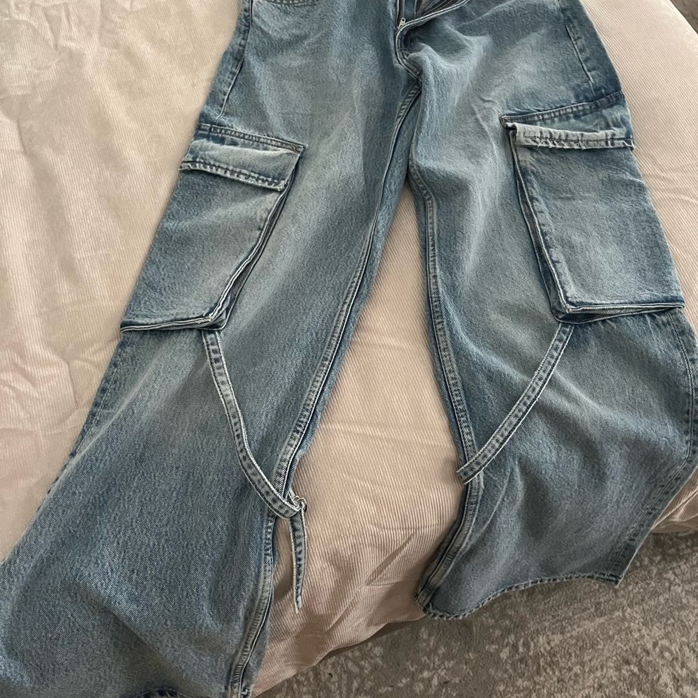Zara Mid rise TRF Cargo jeans size 6